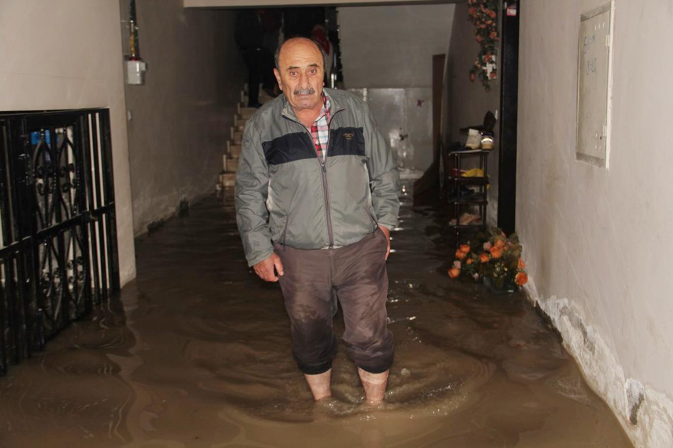 Van’da evler atık su altında kaldı